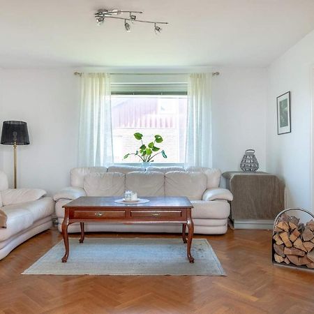 White & Bright Room In A Shared Apartment Goteborg Esterno foto