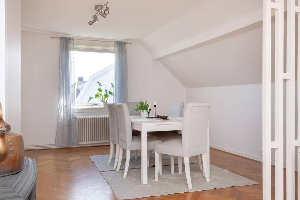 White & Bright Room In A Shared Apartment Goteborg Esterno foto