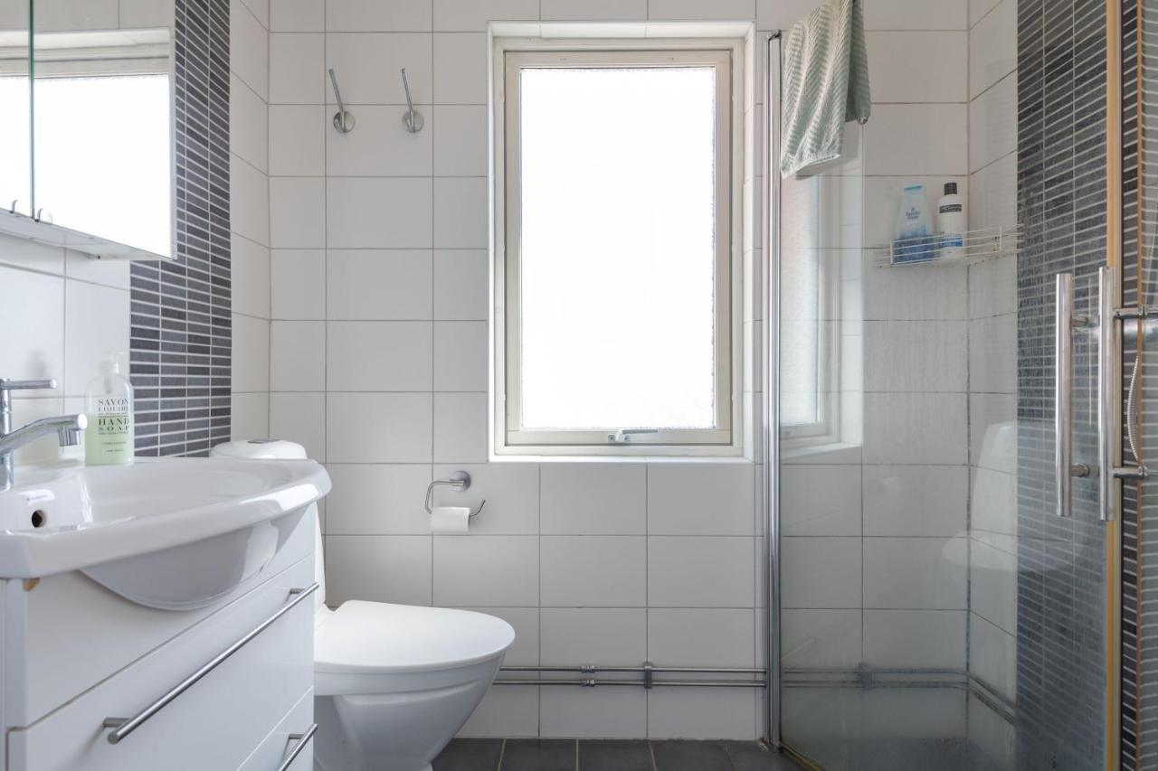 White & Bright Room In A Shared Apartment Goteborg Esterno foto