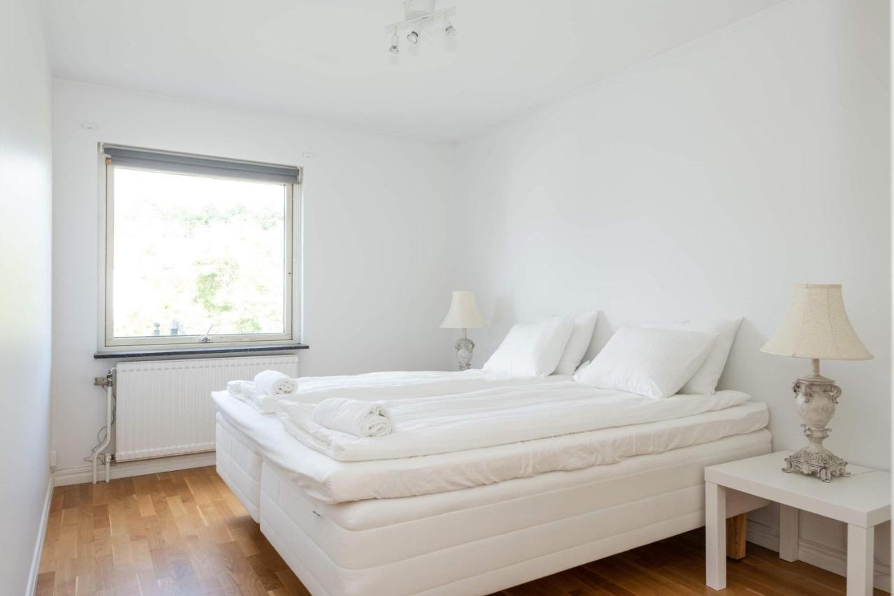 White & Bright Room In A Shared Apartment Goteborg Esterno foto