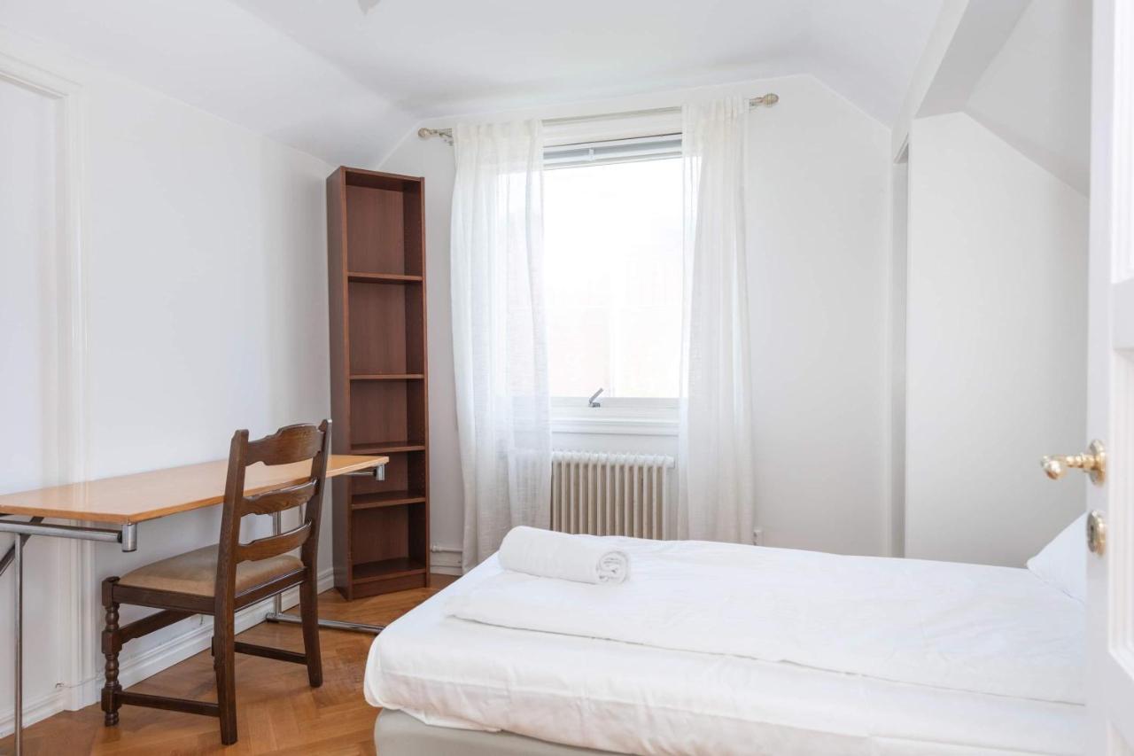 White & Bright Room In A Shared Apartment Goteborg Esterno foto